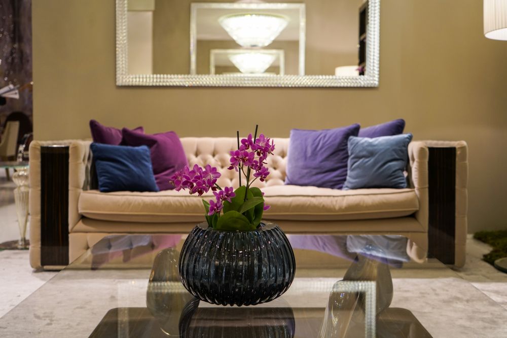 Hãy tận dụng lợi thế của những chiếc gối ôm sofa để thêm thắt màu sắc cho không gian. những chiếc gối ôm trên sofa