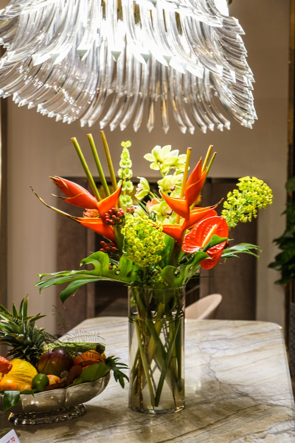 Căn phòng sẽ trở nên vui vẻ ngay lập tức với bình hoa đầy màu sắc. bình hoa đầy màu sắc đặt trên bàn