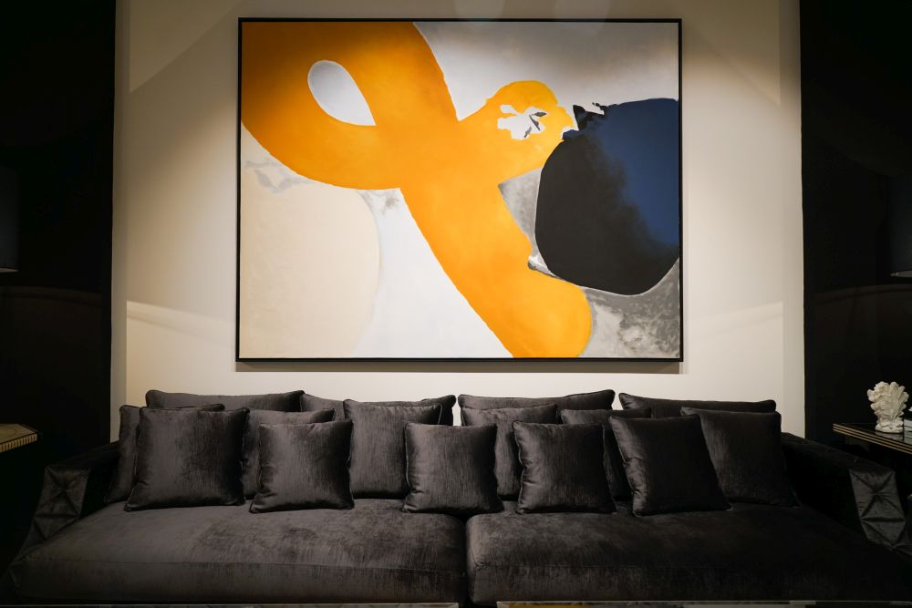 Một bức tranh nghệ thuật với màu sắc tươi vui sẽ khiến căn phòng trở nên thân thiện, chào đón hơn. bức tranh trừu tượng trên tường