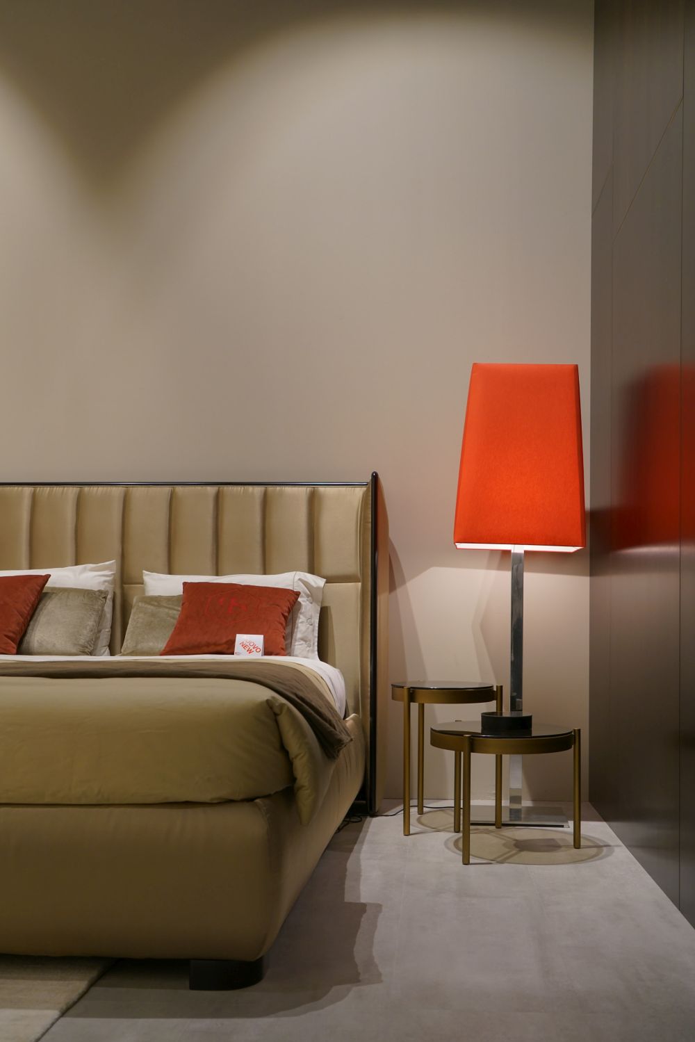 Chiếc đèn bàn màu đỏ làm tăng cảm giác ấm áp cho không gian. đèn bàn màu đỏ trong phòng ngủ