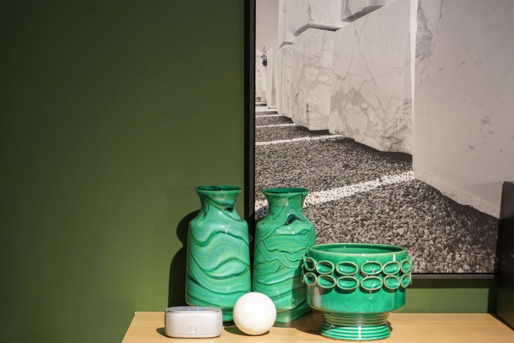 Những món đồ trang trí khi được đặt cạnh nhau sẽ tạo nên hiệu ứng thị giác ấn tượng. những chiếc bình hoa màu xanh