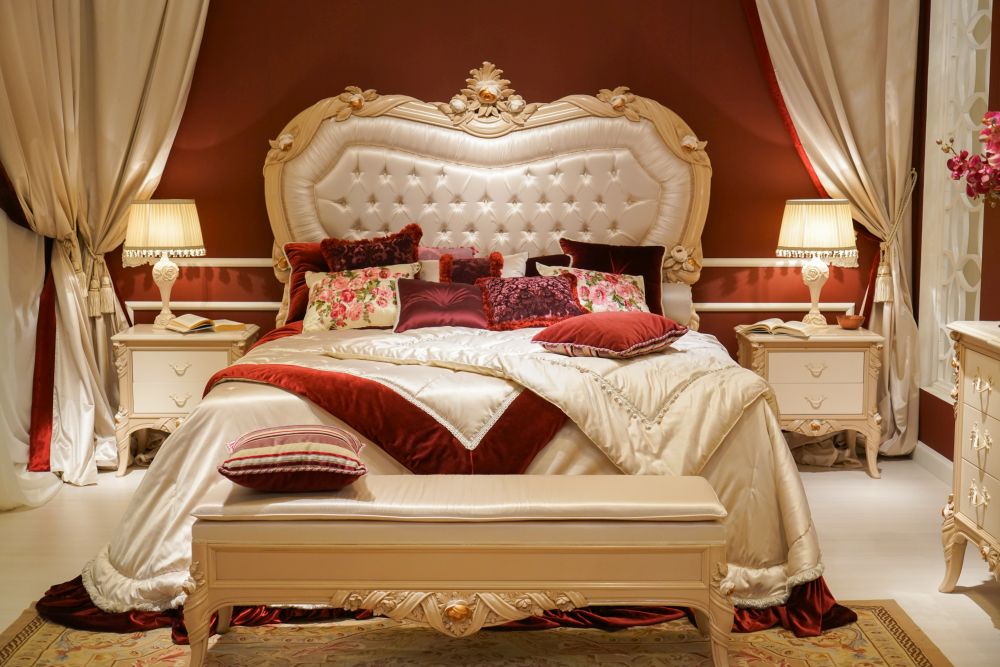 Những điểm nhấn màu đỏ trên phông nền màu trắng ngà và vàng ánh kim khiến phòng ngủ trở nên sang trọng hơn bội phần. phòng ngủ sang trọng màu đỏ và trắng ngà