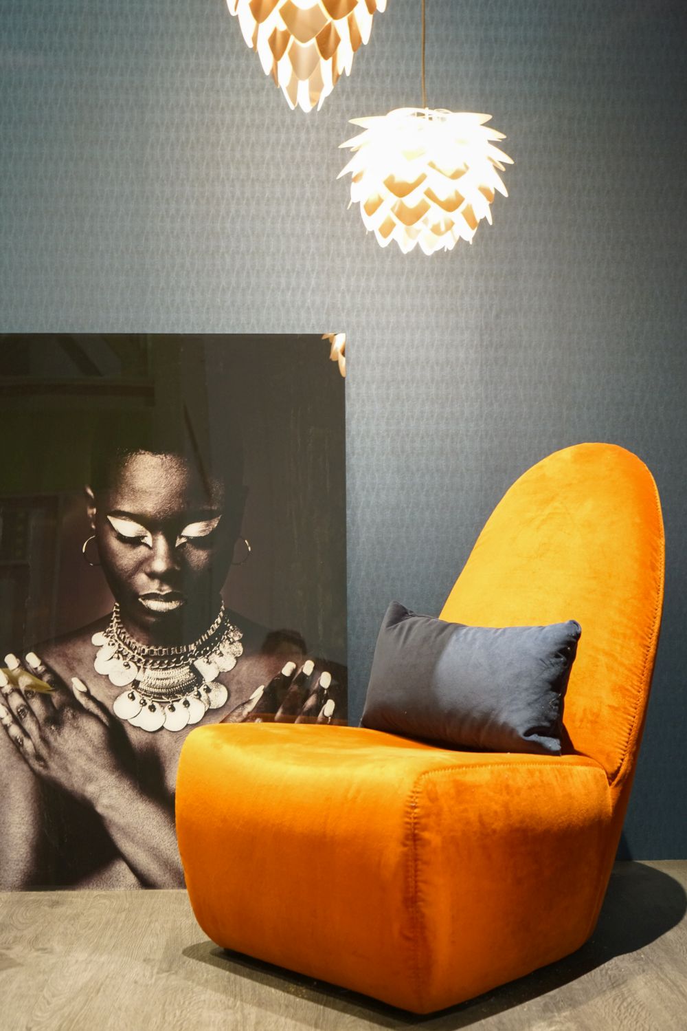 Nên sử dụng màu sắc tương phản, màu bổ sung quanh ghế để làm nổi bật chiếc ghế. chiếc ghế tựa màu cam bắt mắt