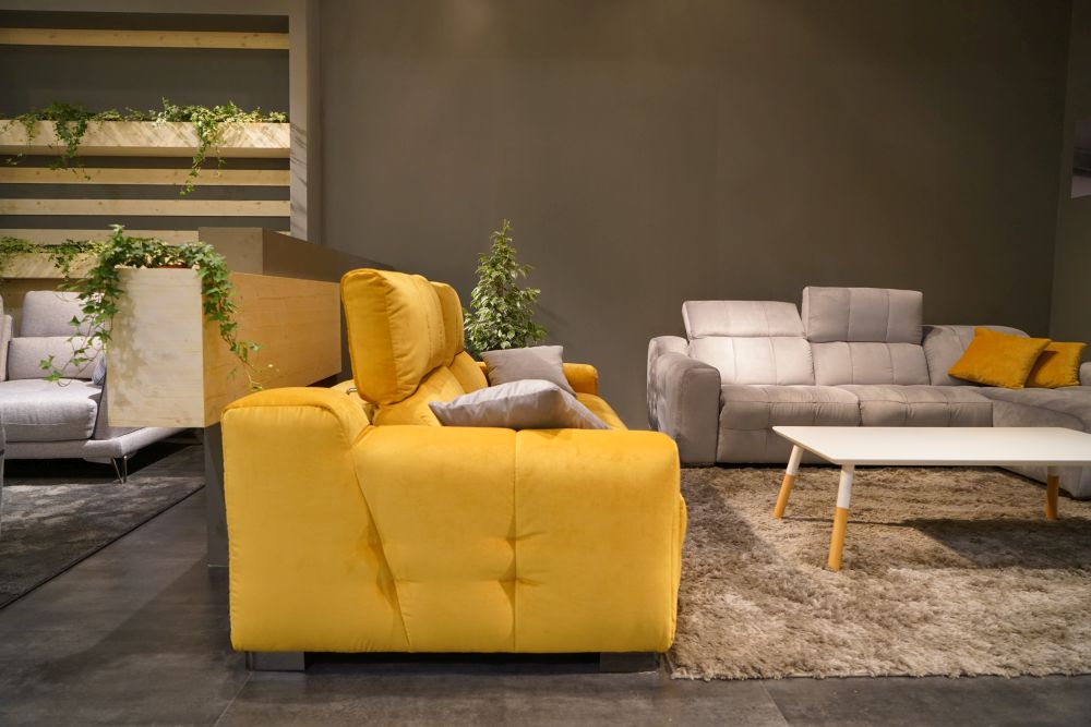 Nhờ có chiếc sofa vàng tươi, cả phòng khách như sáng bừng lên. chiếc sofa vàng tươi trong phòng khách