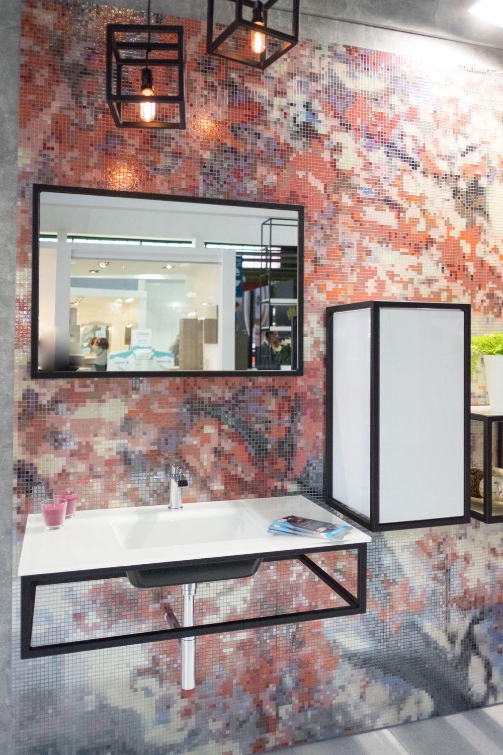 Bức tường gạch khảm trở thành điểm nhấn cho phòng vệ sinh. gạch khảm ốp tường phòng vệ sinh