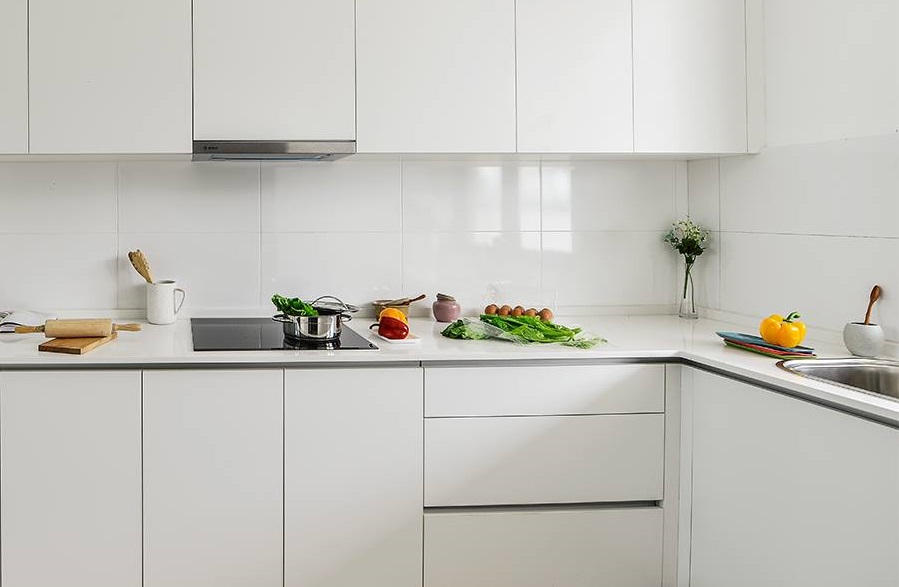 Nên làm tủ bếp bằng gỗ tự nhiên hay gỗ công nghiệp?