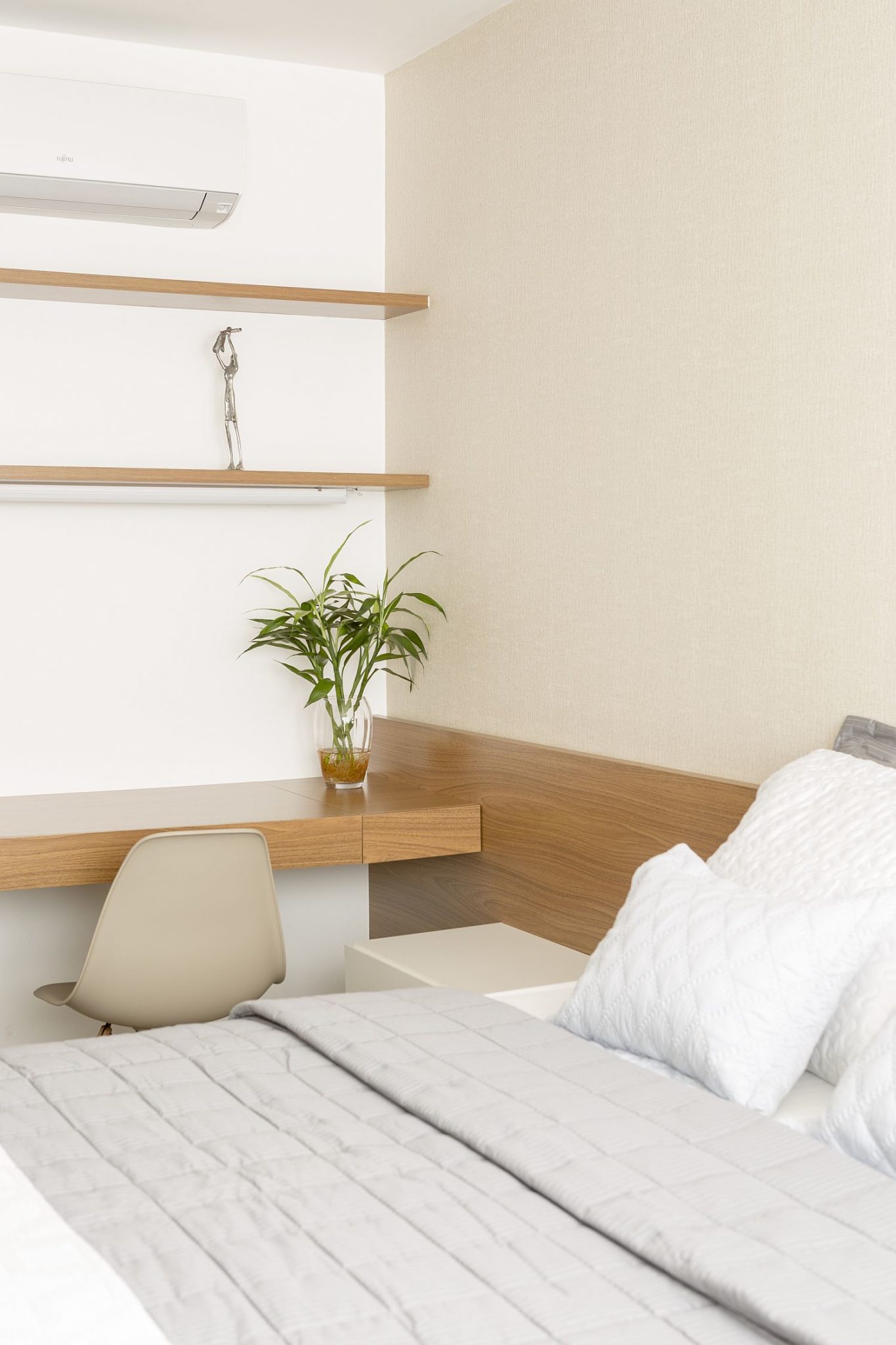 Góc làm việc cạnh giường. góc làm việc tối giản