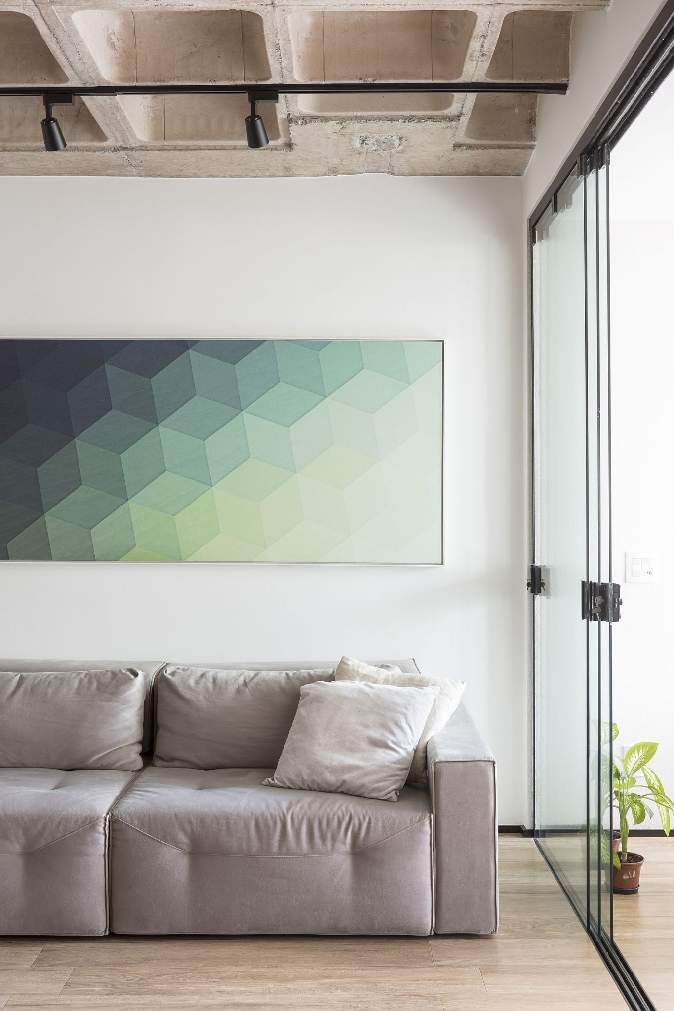 Kiến trúc sư sử dụng cửa kính lùa đẻ ngăn cách khu vực sinh hoạt chung với ban công. cửa kính lùa trong suốt