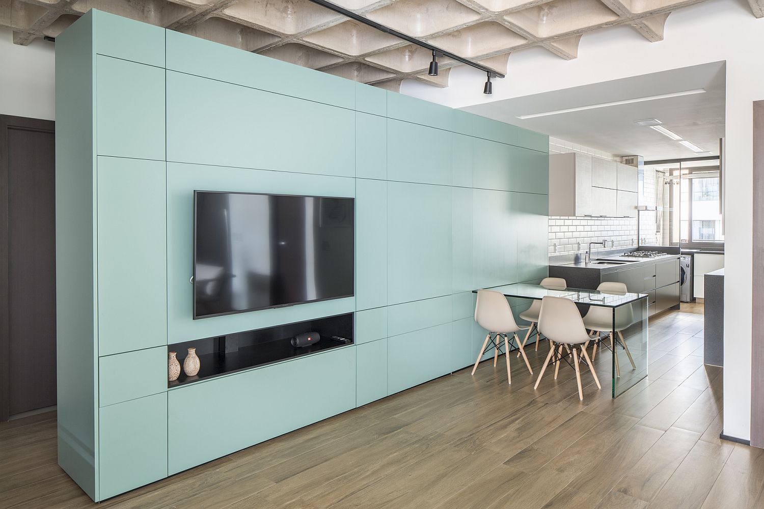 Tâm điểm của căn hộ chính là hệ tủ màu lam ngọc tuyệt đẹp. hệ tủ màu lam ngọc trong căn hộ