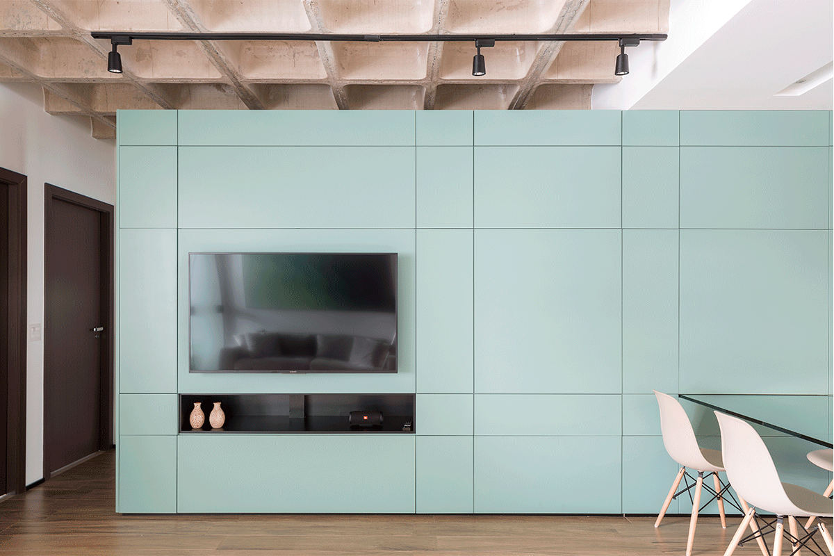 Hệ tủ tường đảm nhận mọi chức năng trong căn hộ ở Brazil