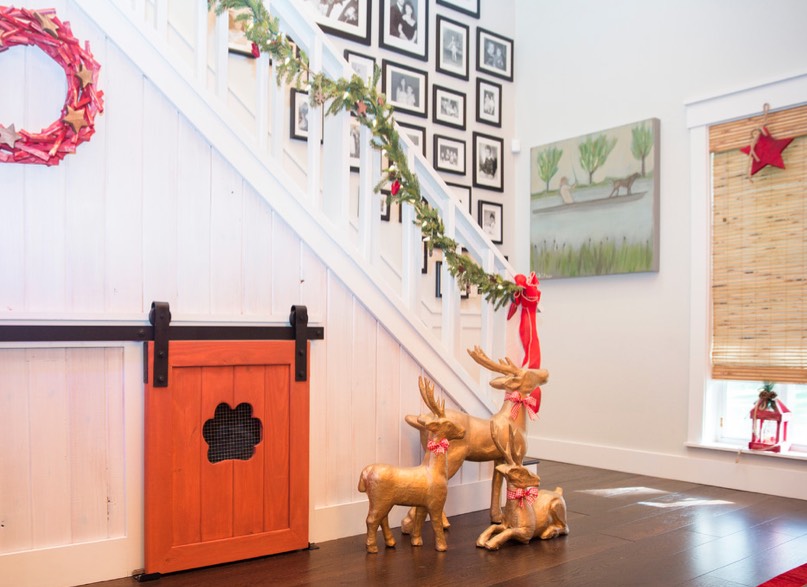 Tràng dây hoa, đèn, ruy băng đỏ tạo thành tổ hợp trang trí cầu thang độc đáo. Ruy băng, tràng dây cùng đèn nháy là những phụ kiện trang trí cầu thang ngày Noel phổ biến