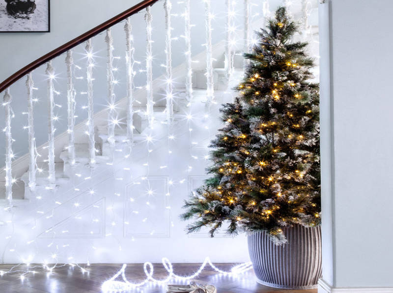 Đèn dây treo dọc song chắn tạo nên đêm tuyết rơi lung linh. đèn dây treo dọc song chắn cầu thang