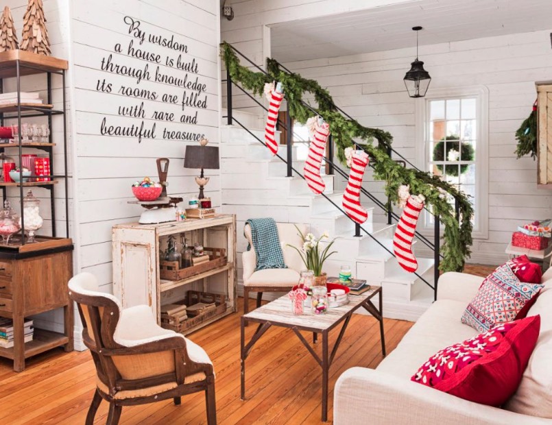 Màu đỏ, trắng mang nét tươi vui cho căn phòng trong ngày Giáng sinh. những chiếc tất đỏ sọc trắng treo trên cầu thang