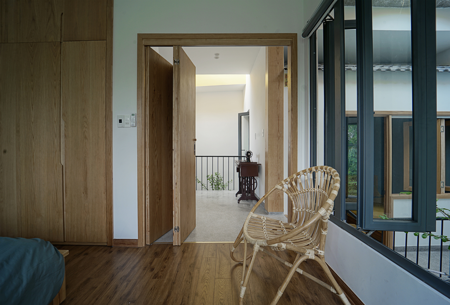 Tất cả là nhờ cửa chính, cửa sổ mở ra ban công và khoảng thông tầng. cửa phòng ngủ mở ra ban công