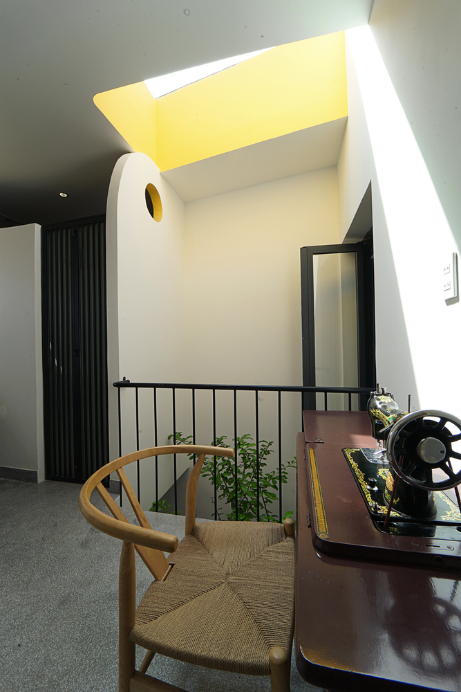 Máy khâu được tận dụng làm vật trang trí. chiếc máy khâu cổ đặt trên bàn ở ban công