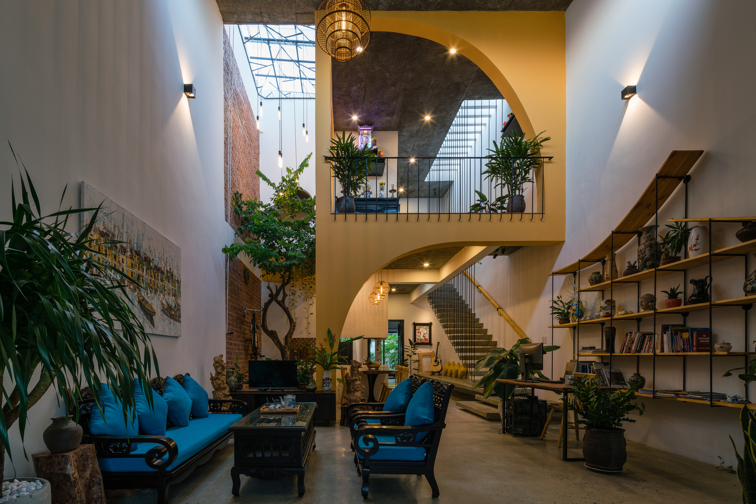 Khoảng thông tầng thoáng đãng là nơi bố trí phòng khách. phòng khách của ngôi nhà nằm ở khoảng thông tầng