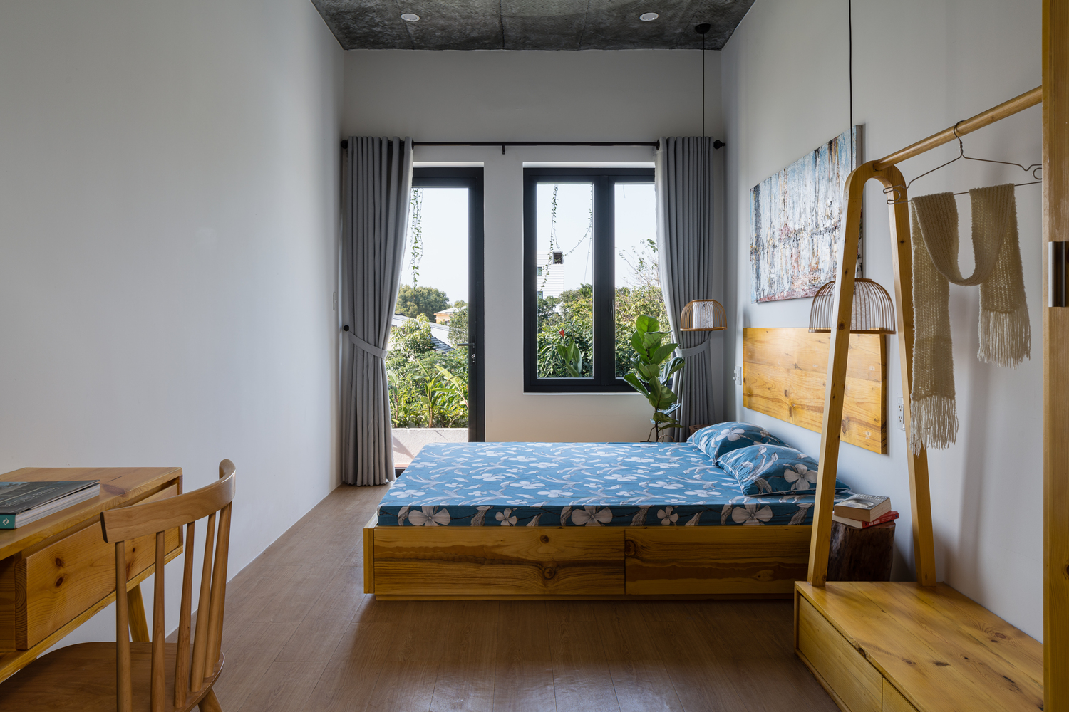 Phòng ngủ thoáng đãng, tràn đầy ánh sáng tự nhiên trên tầng 2. phòng ngủ trên tầng 2