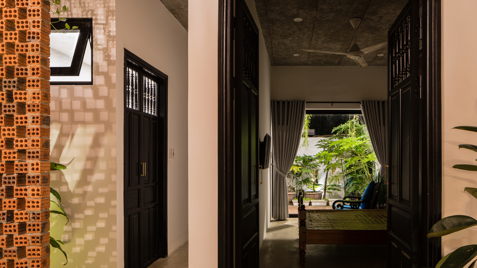 Cuối nhà có một phòng ngủ phụ nhìn thẳng ra sân vườn. phòng ngủ phụ phía cuối nhà