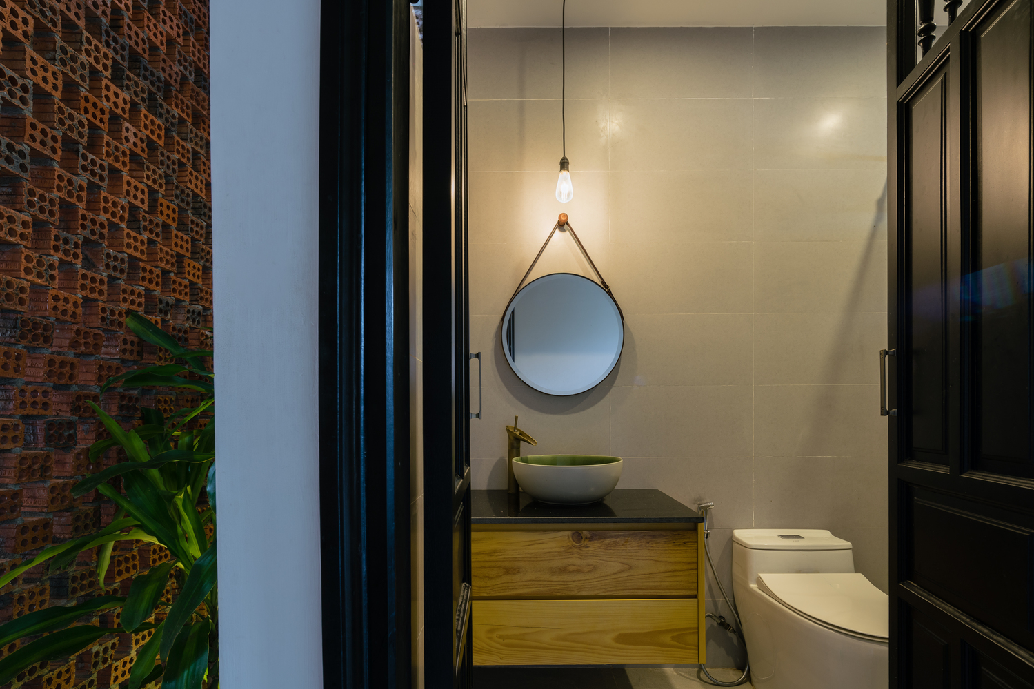 Phòng vệ sinh với thiết kế đơn giản. phòng vệ sinh