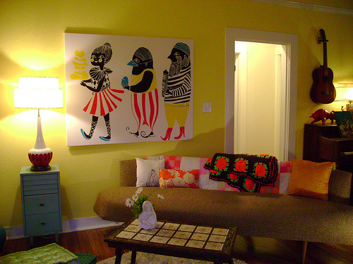 Căn phòng như có cá tính riêng nhờ những chiếc gối ôm bọc vải thủ công. những chiếc gối ôm bọc vải thủ công đặt trên sofa màu nâu