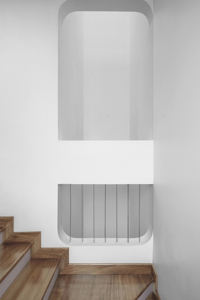 Khoảng giếng trời tạo sự thông thoáng cho cầu thang. khu vực chiếu nghỉ cầu thang