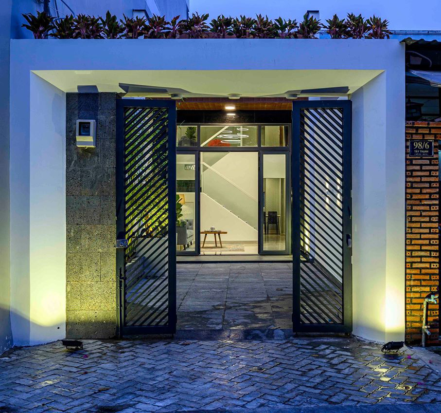 Cổng chính hiện đại sau khi cải tạo. cổng chính nhà sau khi cải tạo