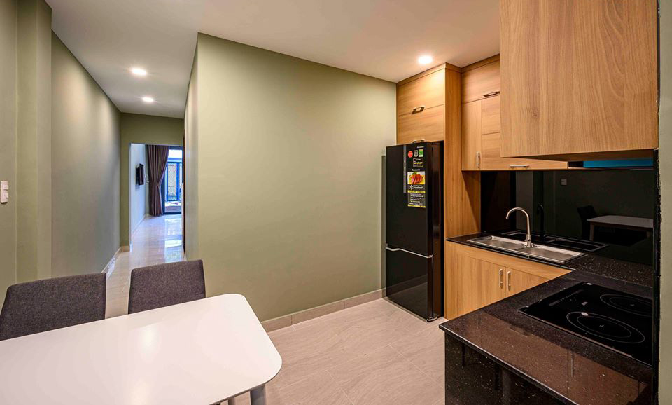 Phòng bếp sáng sủa, hiện đại sau cải tạo. phòng bếp sau khi cải tạo