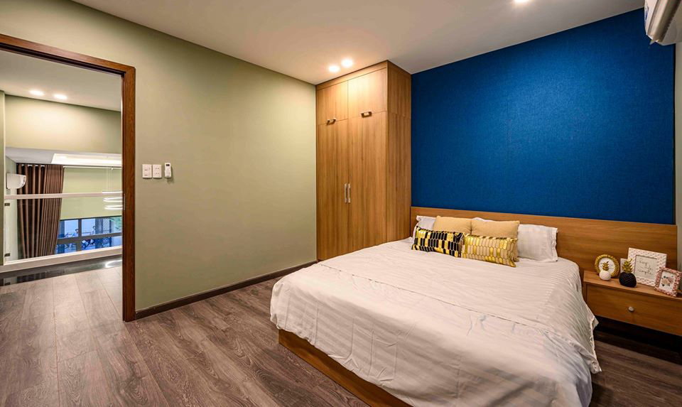 Sau khi cải tạo, phòng ngủ trở nên hiện đại và ấm cúng. phòng ngủ tông màu xanh