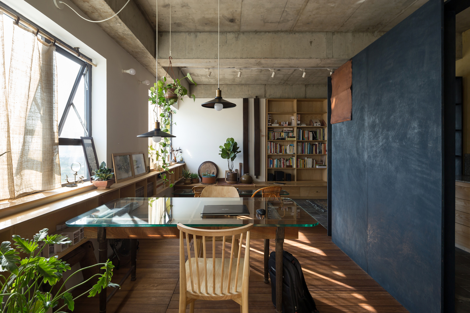 Căn hộ 62m2 thoáng đãng, ngập tràn ánh sáng tự nhiên sau khi đập bỏ một phòng ngủ