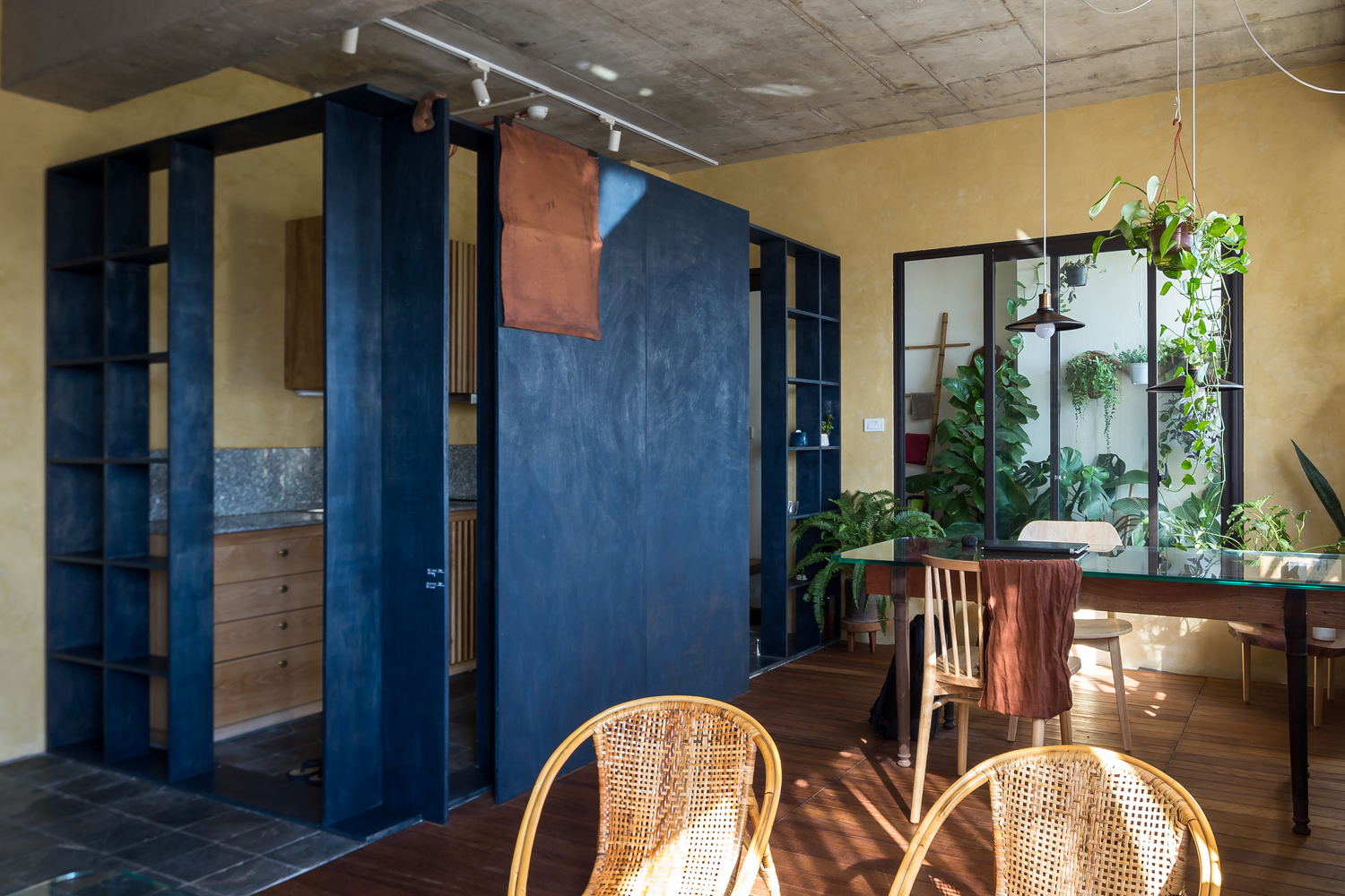 Ban công kết nối phòng ngủ với không gian sinh hoạt chung. ban công với rất nhiều cây xanh