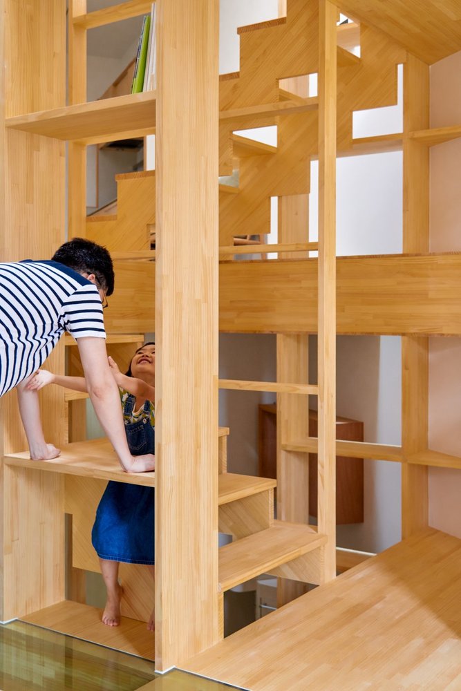 Bàn làm việc và kệ lưu trữ đồ được tích hợp vào cầu thang. bàn làm việc tích hợp cầu thang