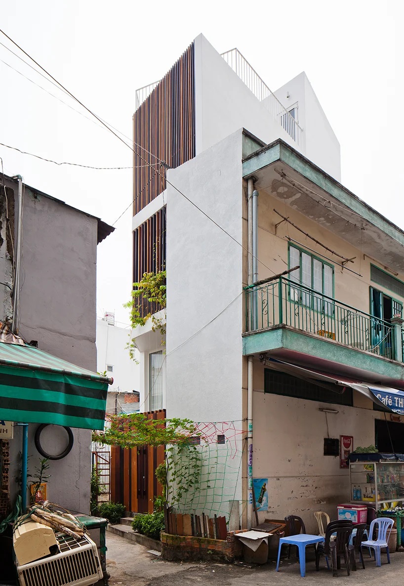 Đây là nơi sinh sống của gia đình 4 thành viên. bên ngoài nhà ống