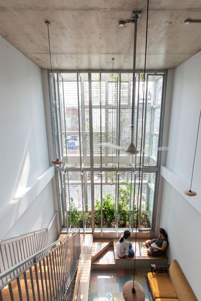 Tận dụng ánh sáng tự nhiên và tầm nhìn thoáng cho góc tiếp khách. góc tiếp khách