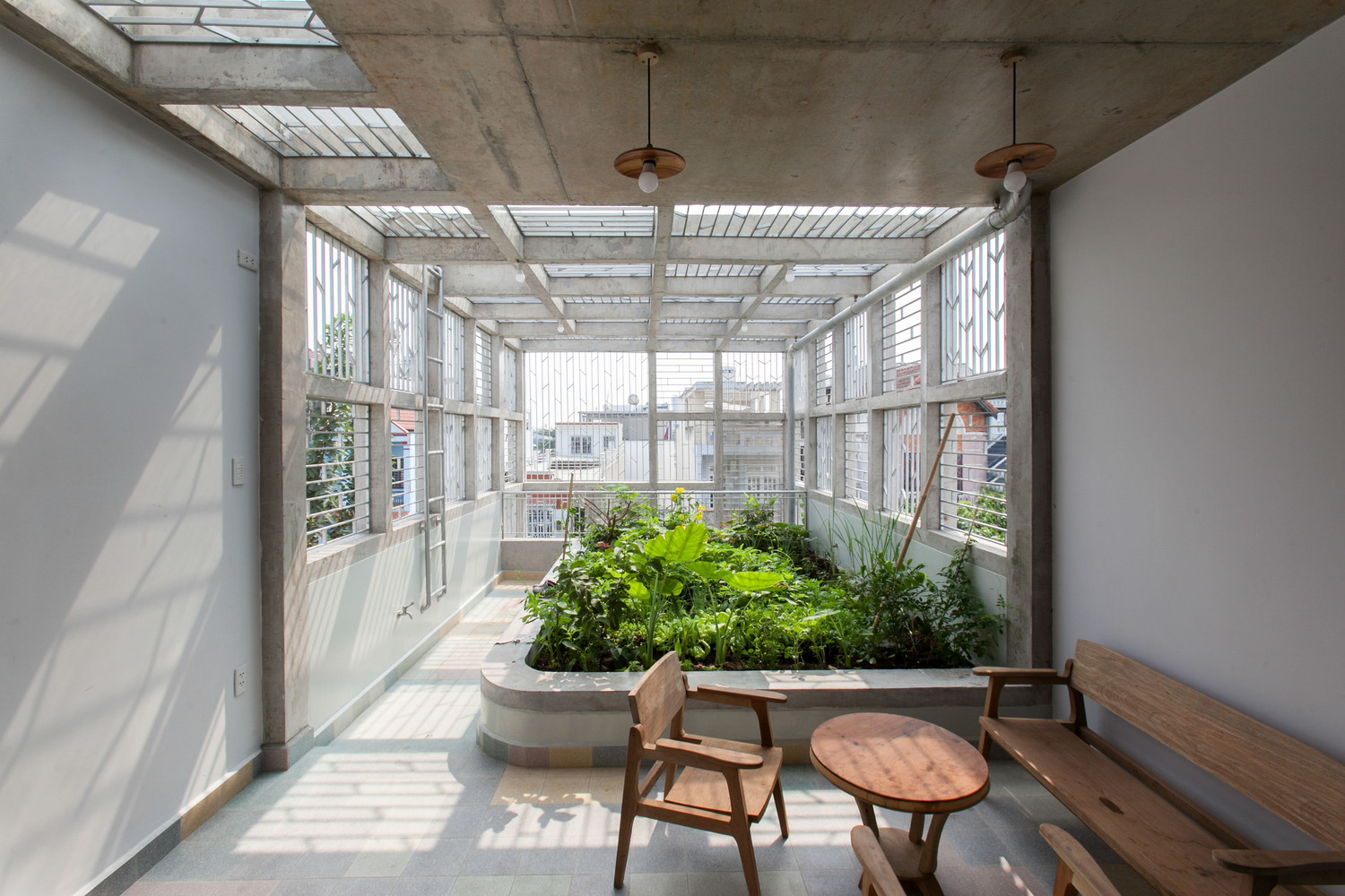 Khoảng vườn nhỏ trồng rau cung cấp thực phẩm cho bữa cơm gia đình. khoảng vườn nhỏ trồng rau