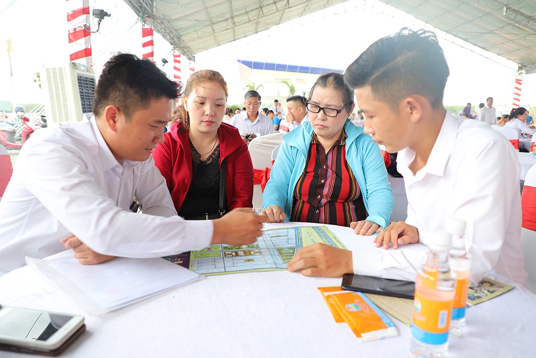 ai ngày cuối tuần vừa qua, hàng trăm lượt khách hàng đã đến dự án Century City tham quan, tìm hiểu thông tin. Khách hàng xem thông tin dự án Century City