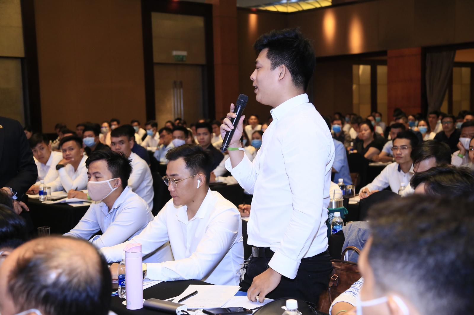hình ảnh học viên đặt câu hỏi tại Expert Talk 19