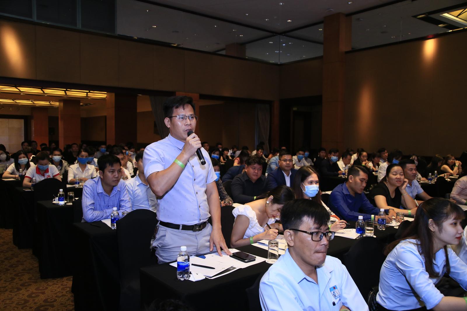 Học viên đặt câu hỏi trực tiếp với diễn giả tại sự kiện