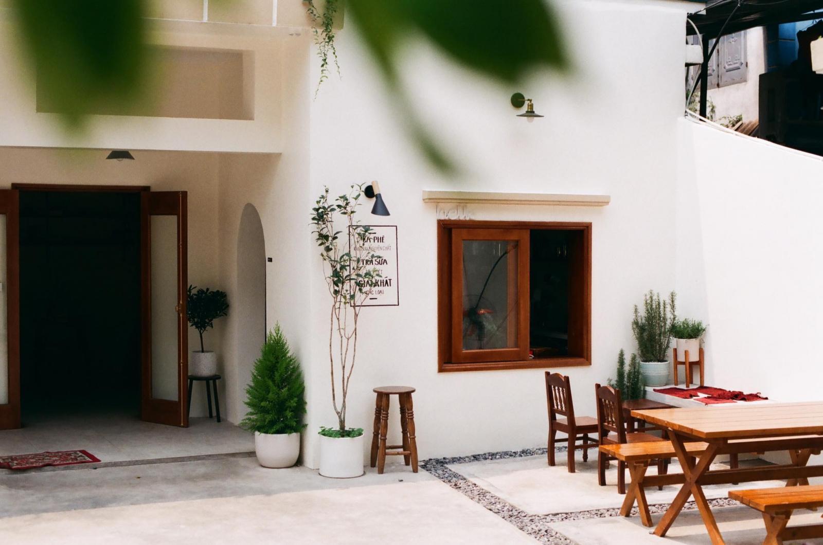 Vợ chồng trẻ chi 250 triệu sửa nhà cũ bỏ không 10 năm thành quán cafe xinh xắn