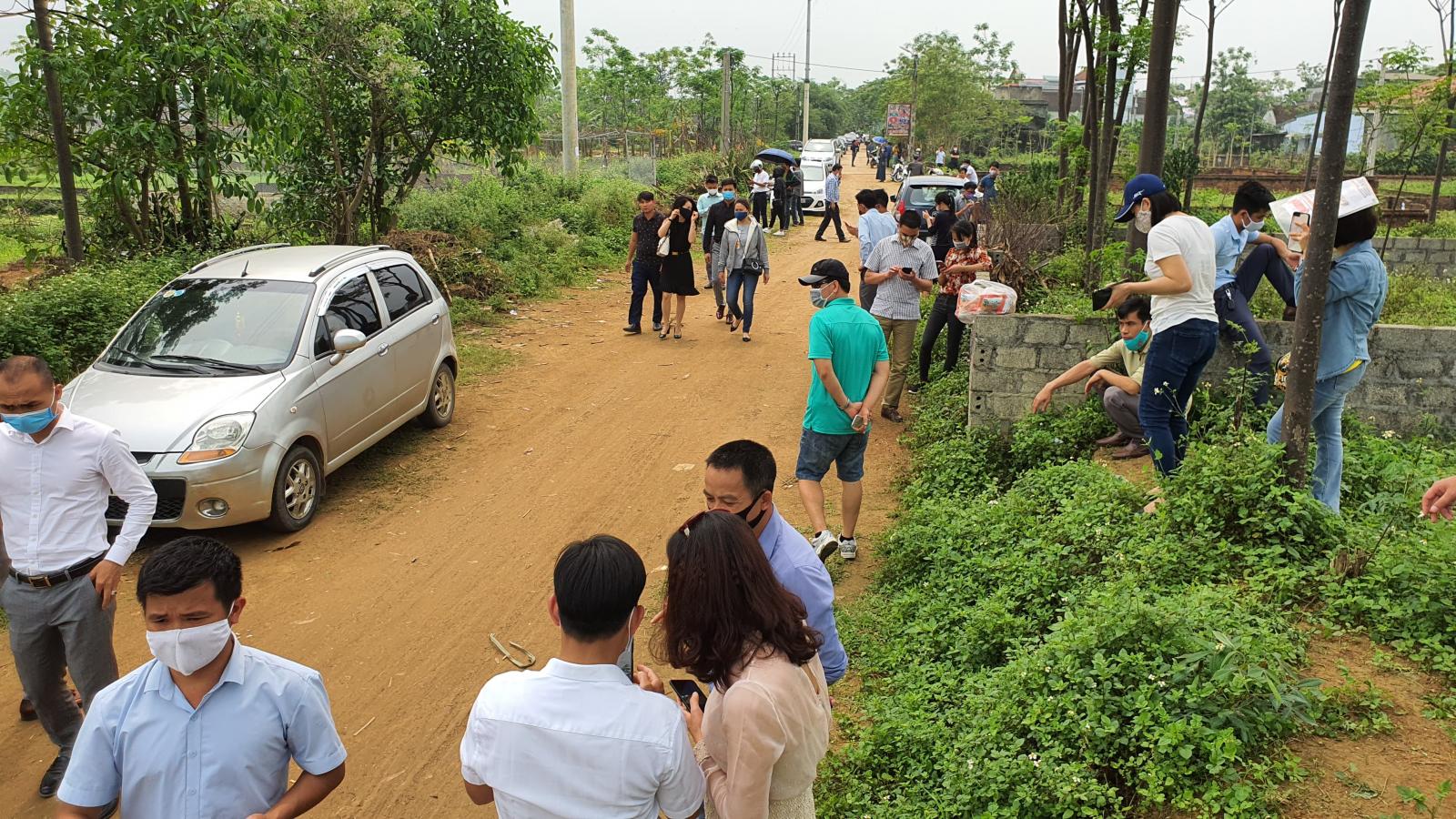 Nhiều nhà đầu tư tìm mua đất vùng ven.