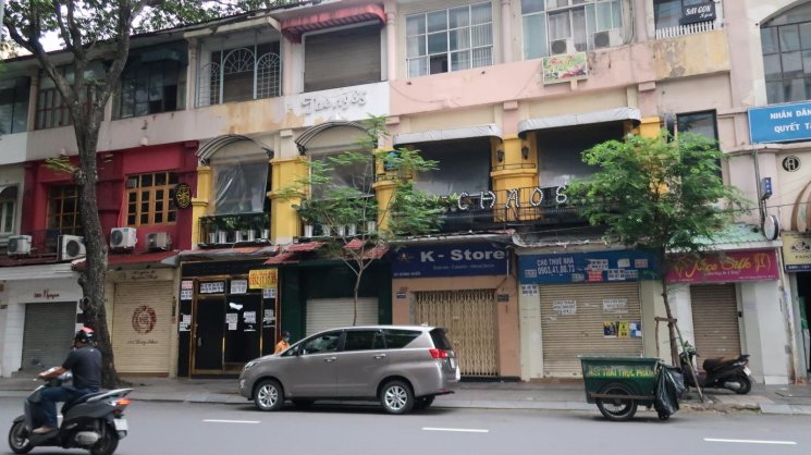 Dãy nhà mặt phố bên đường.