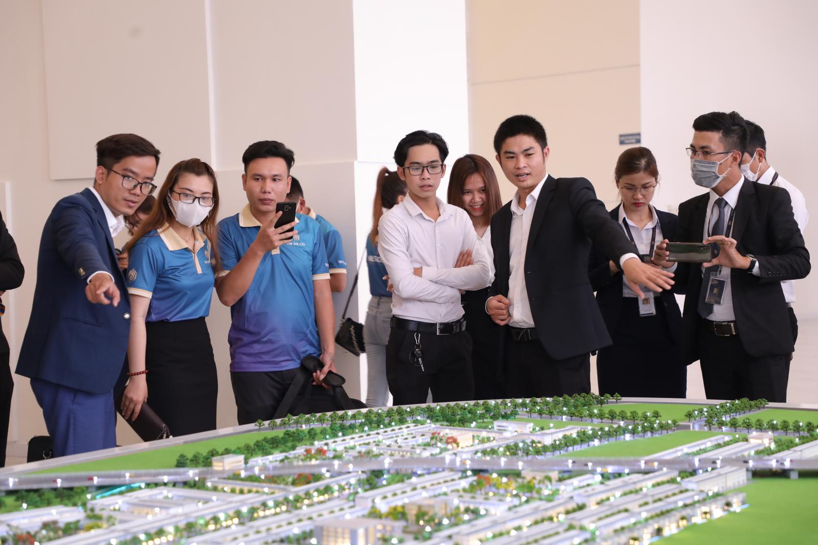 Khách hàng xem sa bàn một dự án bất động sản vùng ven.