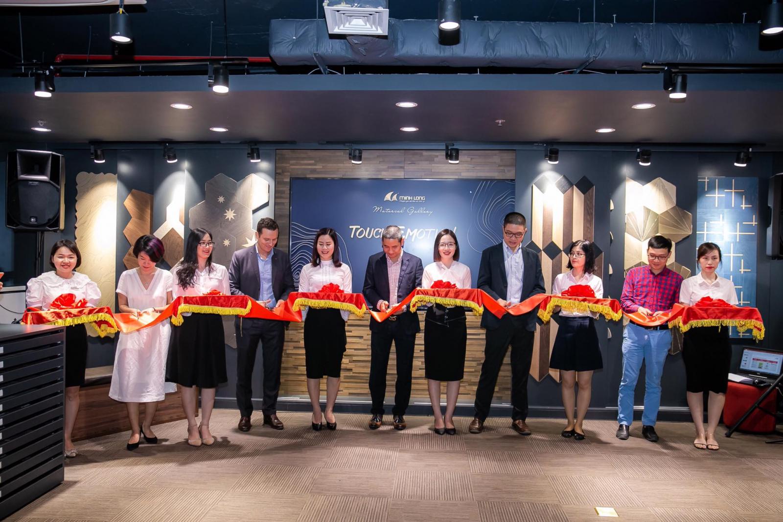 hình ảnh khai trương tại Showroom Minh Long 