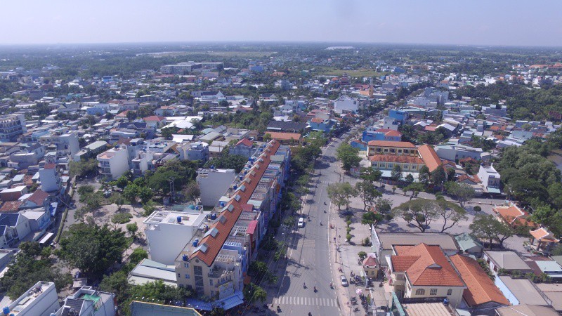 thành phố với nhiều công trình nhà ở và đường cao tốc nhìn từ trên cao