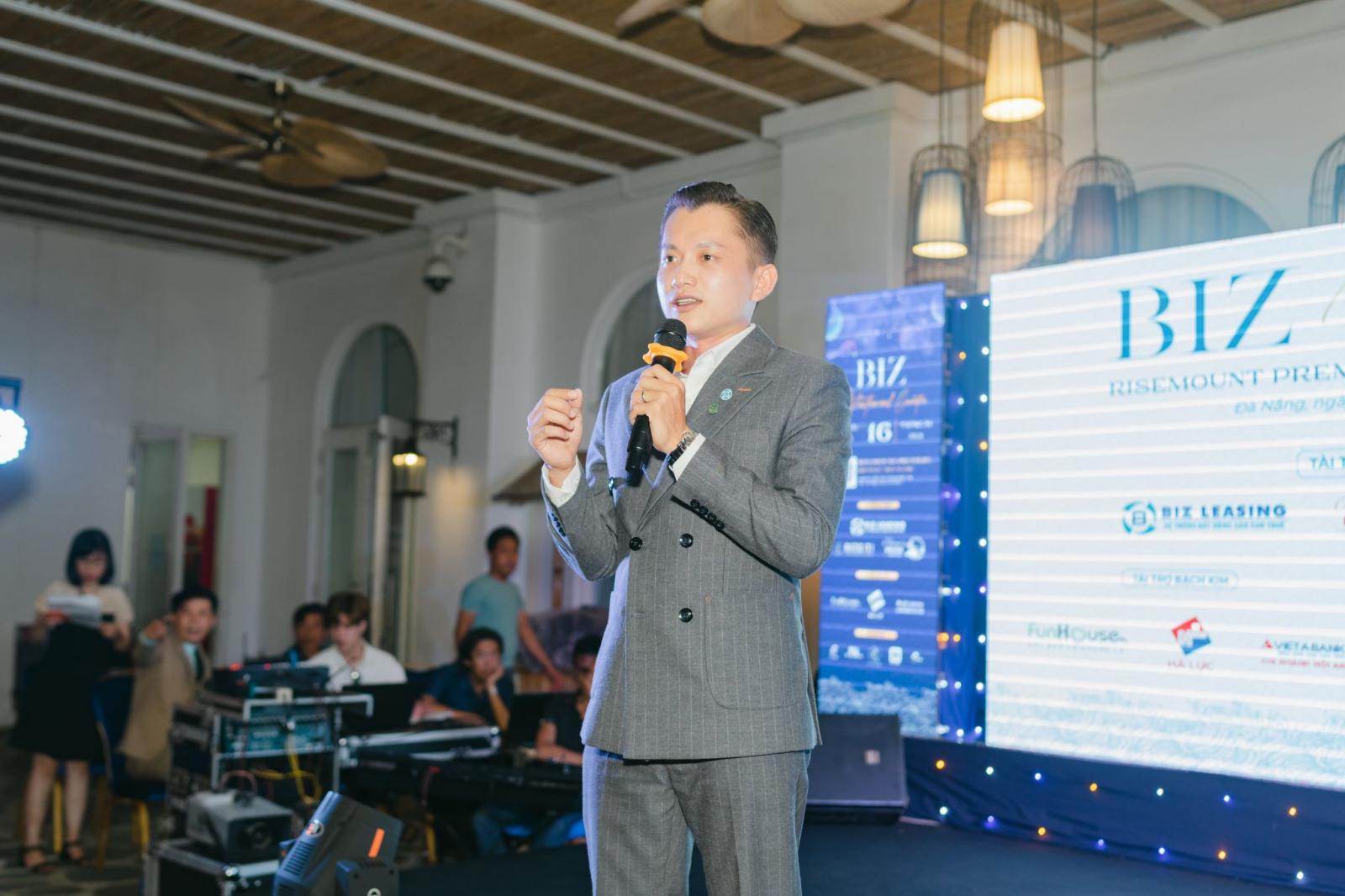 người đàn ông cầm mic trên sân khấu