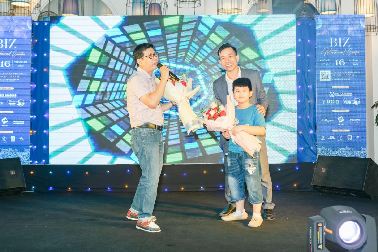 2 người đàn ông và một bé trai đứng trên sân khấu