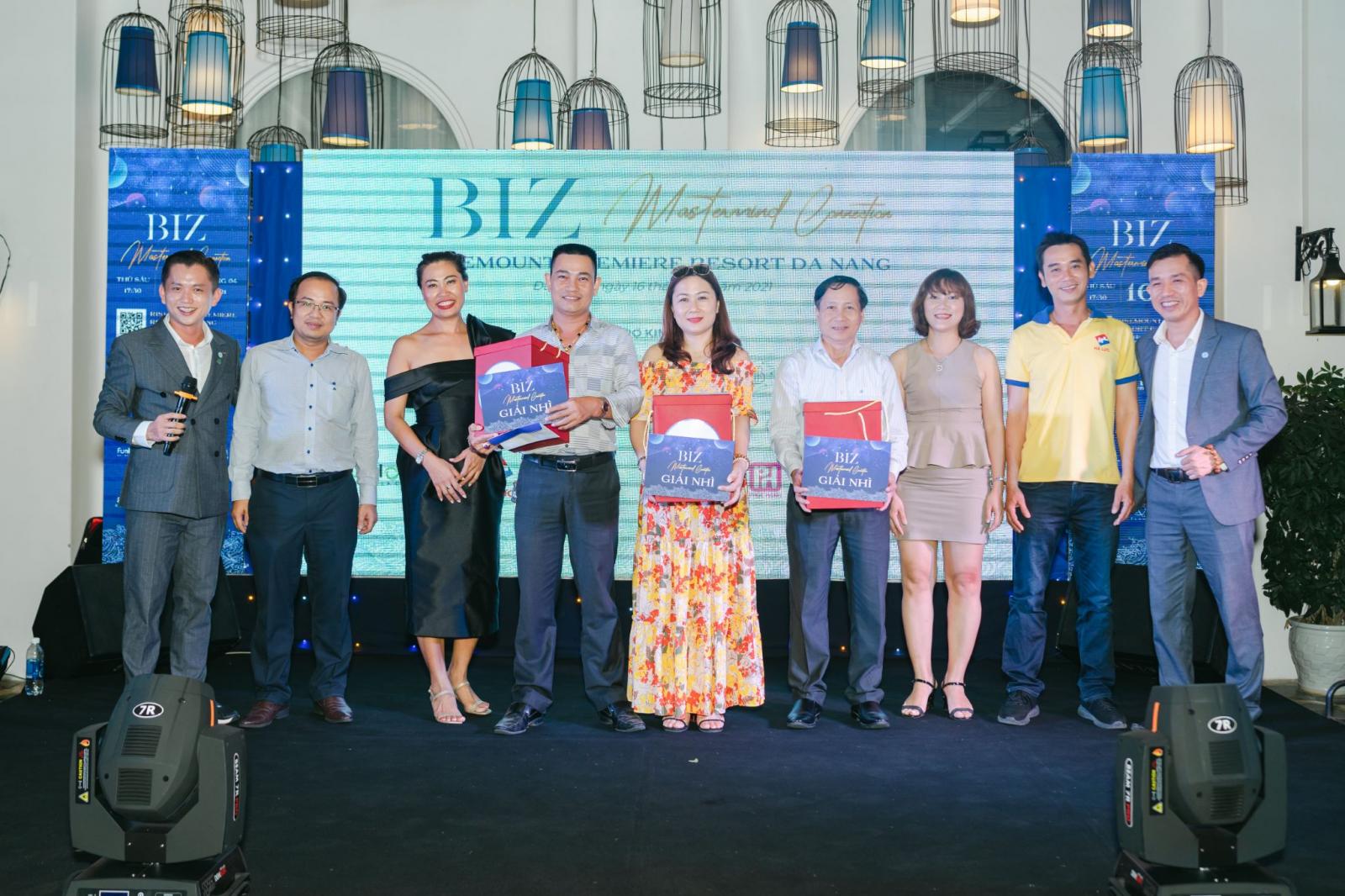 nhiều người đứng trên sân khấu