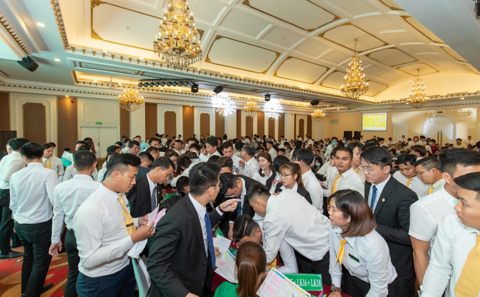 nhiều người tham gia lễ mở bán dự án