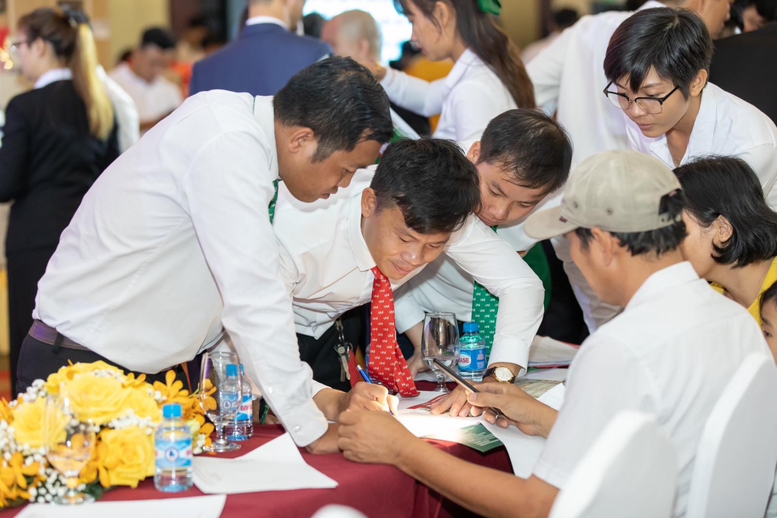 nhóm người đang hướng dẫn hoàn thiện thủ tục giấy tờ