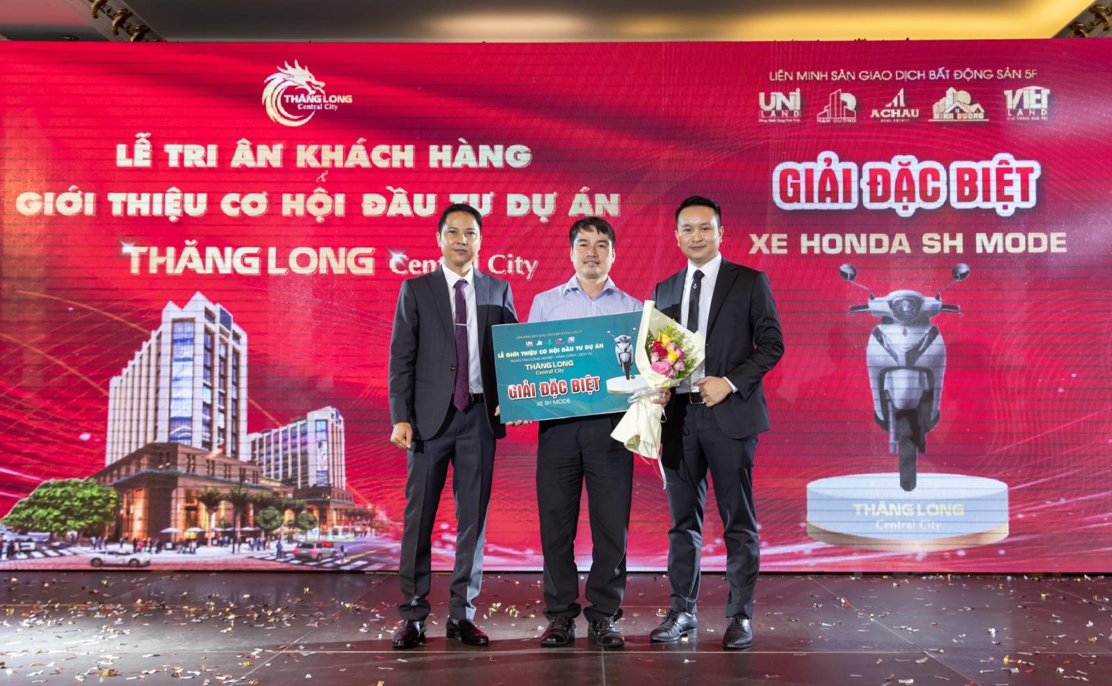 3 người đàn ông đứng trên sân khấu