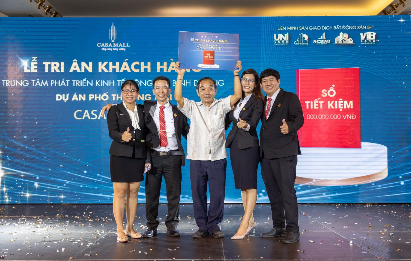 5 người đứng trên sân khấu nhận giải
